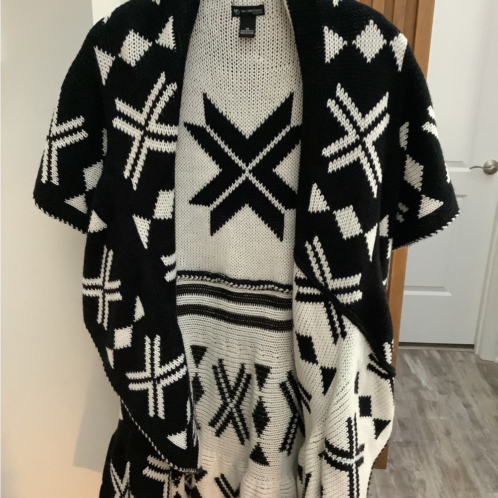 CLEARANCE Black and White Geometric Pattern Women Sweater Cape